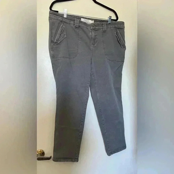 Torrid Olive Capris - Picture 1 of 5